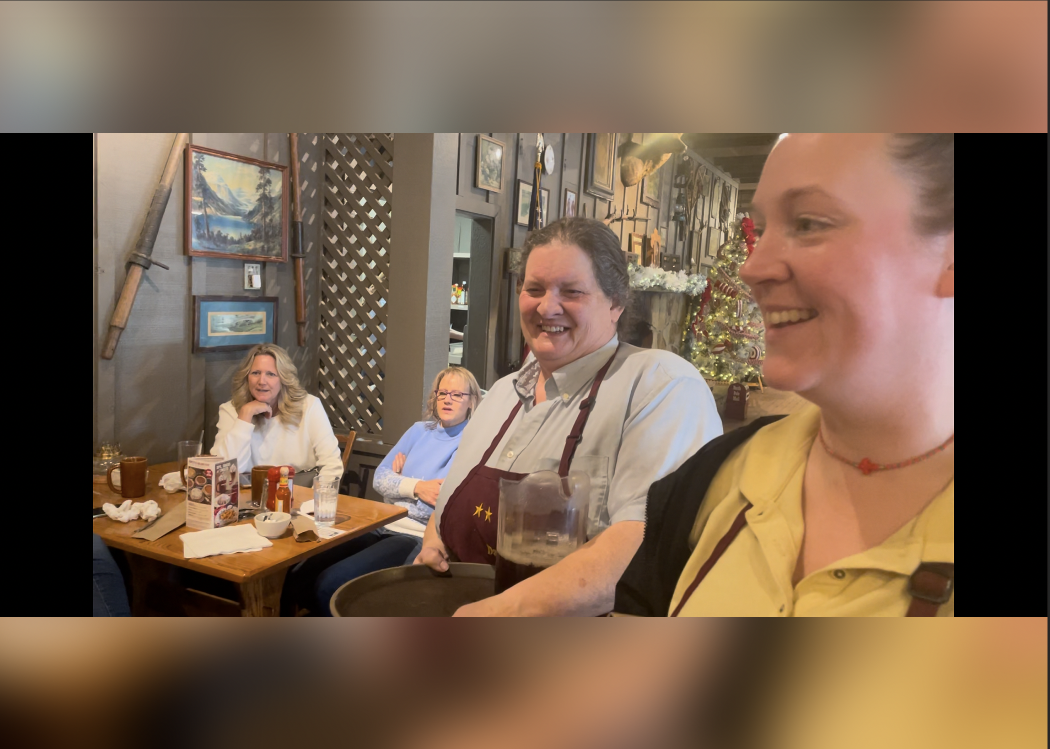 Cracker Barrel waitresses receive generous $1,000 tip - Vimarsana News